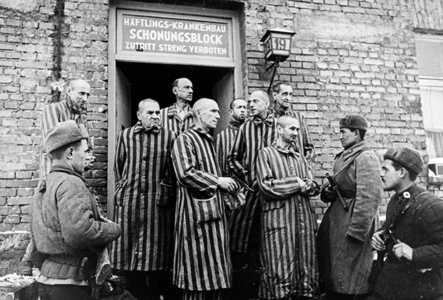 Советские солдаты 1-го Украинского фронта и освобожденные узники Освенцима