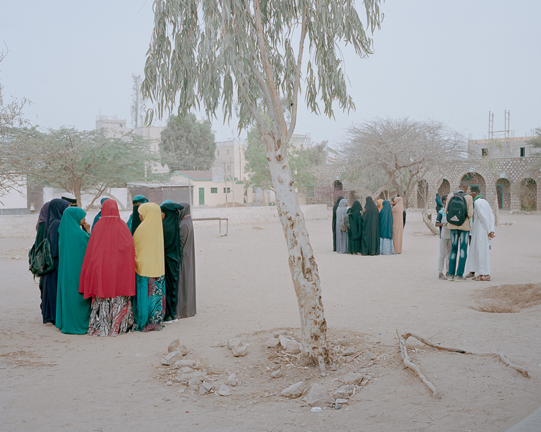 Живущий в Германии фотограф Ингмар Бьорн Нолтинг (Ingmar Björn Nolting) отправился на север Сомали. В регионе, несмотря на множество конфликтов, местные жители нашли способ жить в мире. Официально это государство не признано мировым сообществом, хотя у него есть собственное название — Сомалиленд. Регион был британской колонией, а в 1960 году его объединили в единое государство. Сомалиленд боролся за свою независимость, и в 1991 году жителям удалось вернуть былые границы и из руин создать страну с демократической системой.