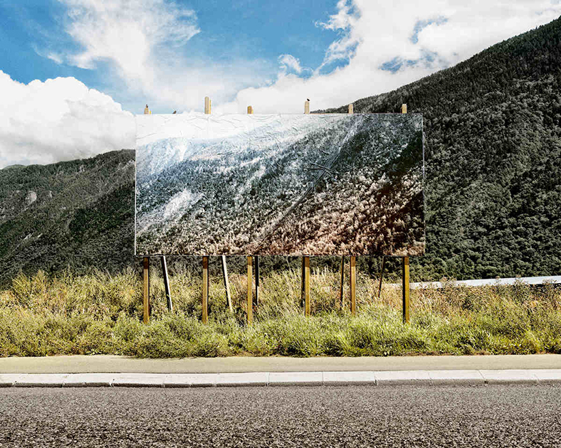 Желая развить эстетику бельгийского художника-сюрреалиста Рене Магритта в цифровую эпоху, швейцарский фотограф Оливьер Лави (Olivier Lovey) в своих работах играет с чувством пространства и воображением аудитории. В «Жаворонковых зеркалах» он использует билборды с изображением пейзажа для создания ощущения сюрреализма. «Создавая путаницу между реальным и его двойником, я ставлю под вопрос ограничения изображения и представление о нем», — считает Лави. По его словам, подобный проект — это не только фотографии, но и арт-инсталляции.