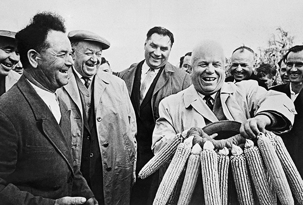 В одном из украинских колхозов Н.С. Хрущеву вручают венок из кукурузы, 1963 год