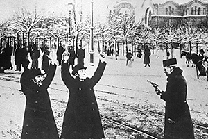Полицейский с пистолетом останавливает на улице прохожих для обыска. 15.12.1905