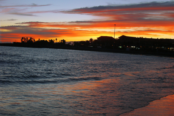 Закат на пляже. Остров Тенерифе.