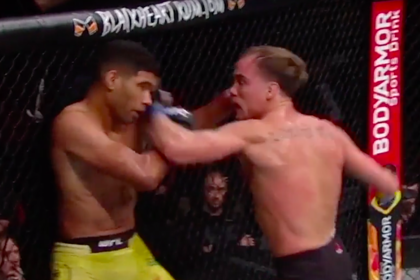Прижатый к сетке боец UFC нокаутировал соперника коленом
