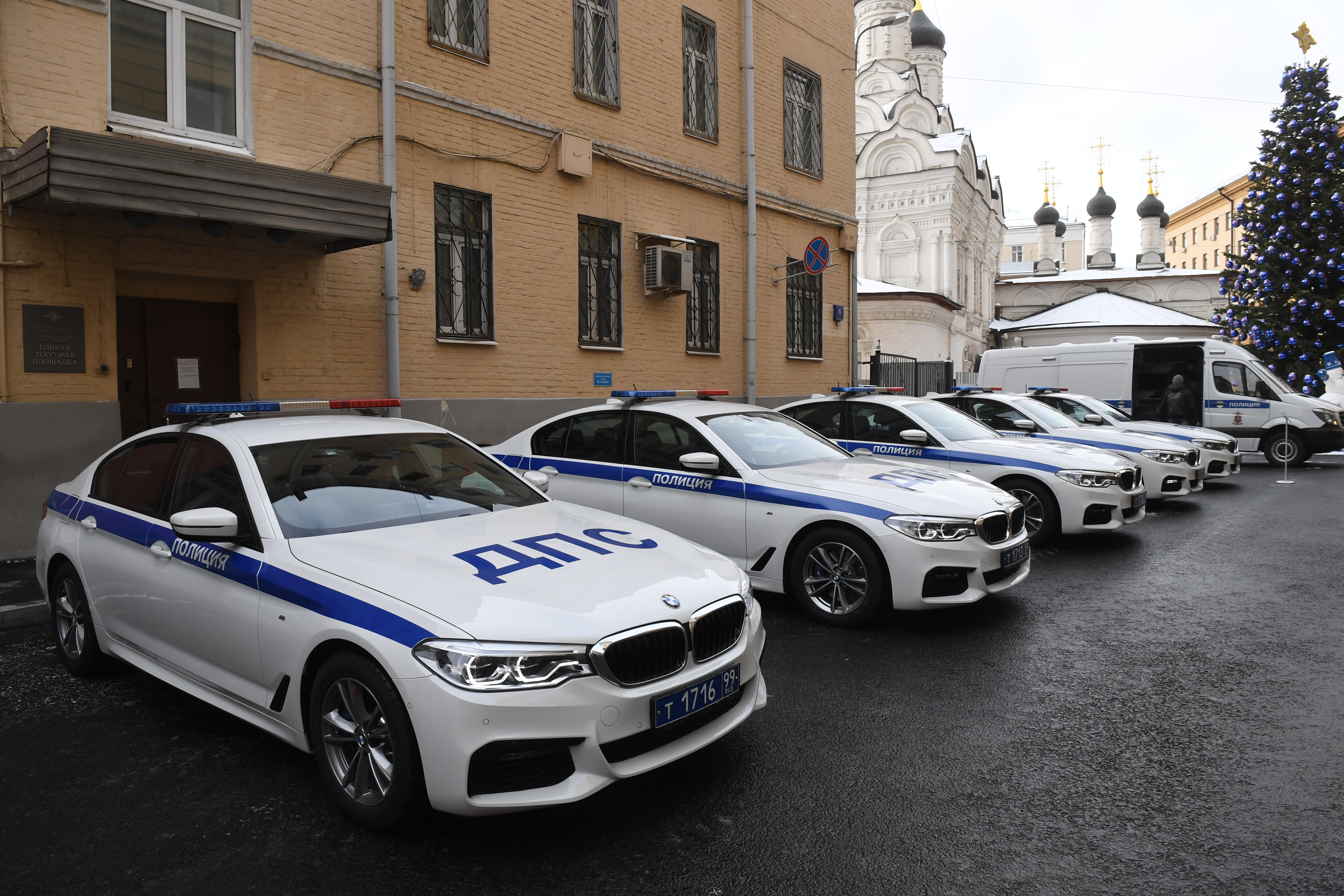 Автопарков петербурга. БМВ 760 ДПС. Полицейские машины Санкт-Петербурга. Полицейские машины России. Полицейские машины в Питере.
