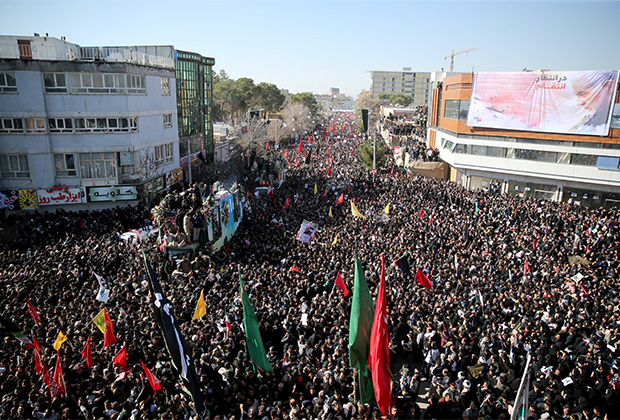 Похоронная процессия в Кермане — родном городе Сулеймани