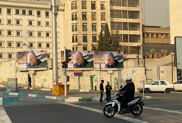Портреты Касема Сулеймани на улицах Тегерана