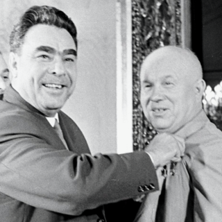 Леонид Брежнев поздравляет Никиту Хрущева с присвоением звания Героя Советского Союза