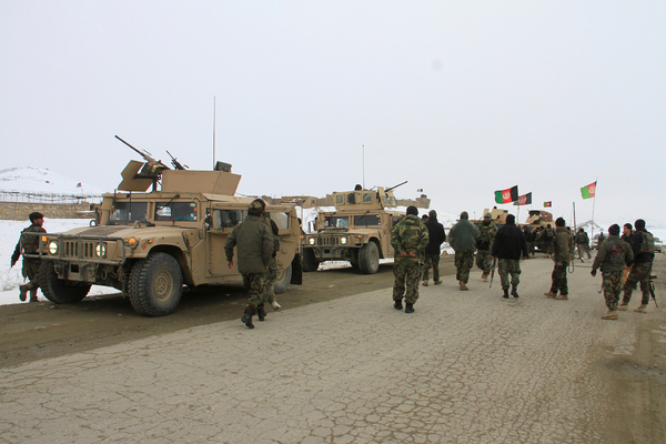 Военнослужащие афганской национальной армии направляются к месту крушения самолета 