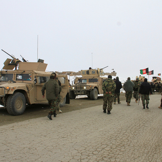 Военнослужащие афганской национальной армии направляются к месту крушения самолета 