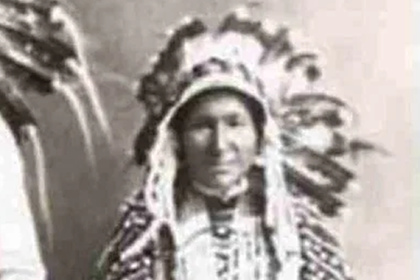 Британка нашла двойника на фото с индейцами XIX века