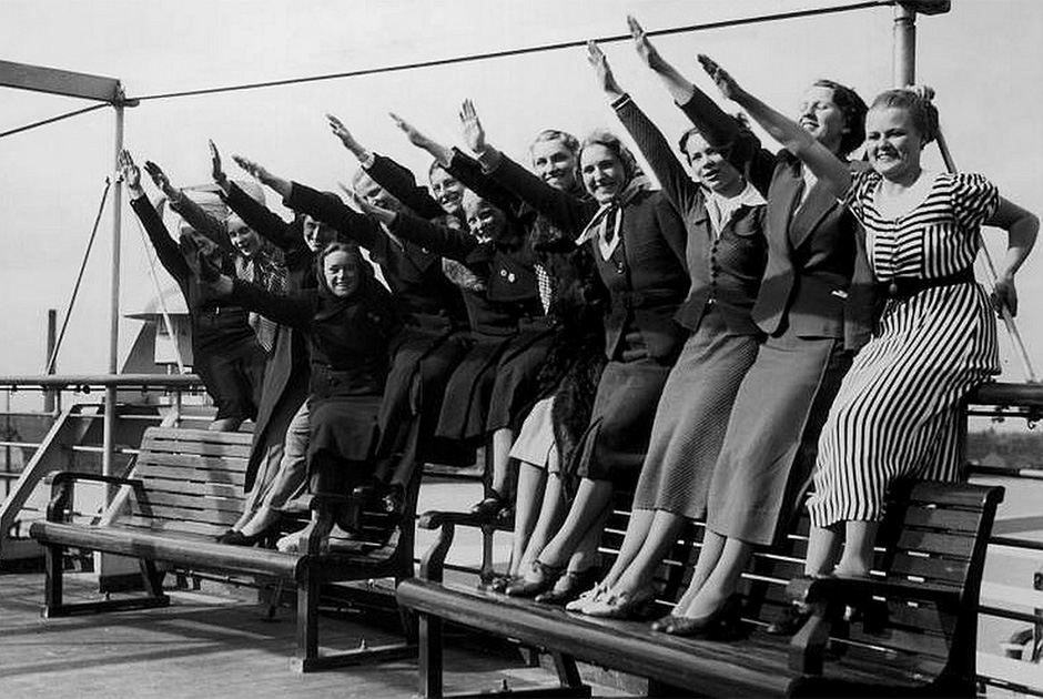 Немецкие женщины благодарят любимого фюрера на борту лайнера «Вильгельм Густлофф»