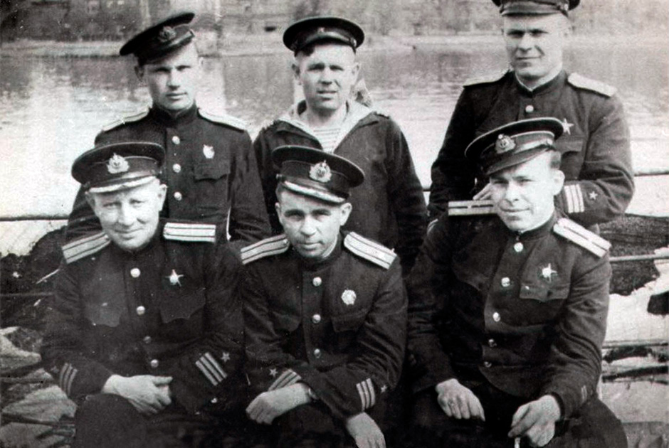 Александр Маринеско с боевыми товарищами