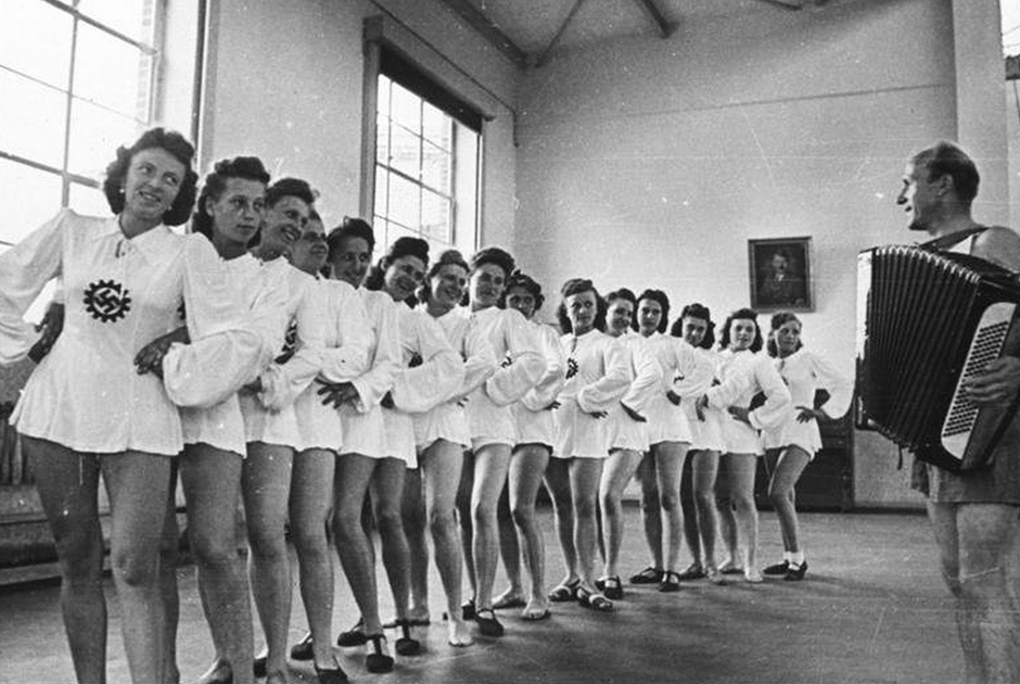 Девушки из нацистской организации Kraft durch Freude (KdF, «Сила через радость») 