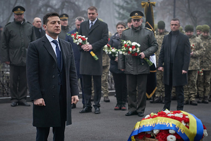 Зеленский возложил цветы к памятнику героям советско-украинской войны