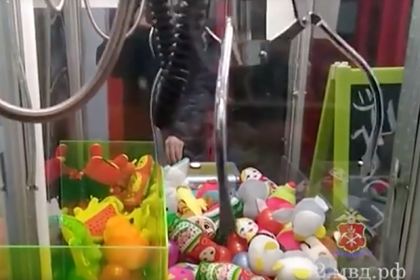 Россиянин вскрыл автомат с игрушками и принялся раздавать их детям
