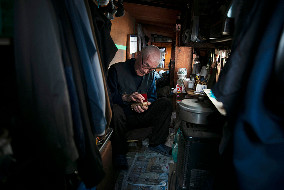 59-летний бездомный Тосихиро Масуда в самодельной хижине в Кавасаки