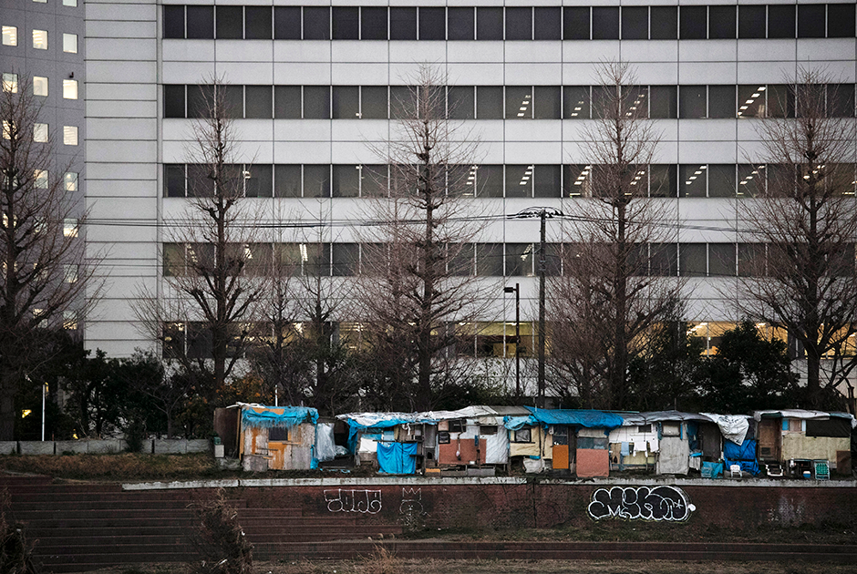 Лагерь бездомных у реки Тама в токийском районе Кавасаки