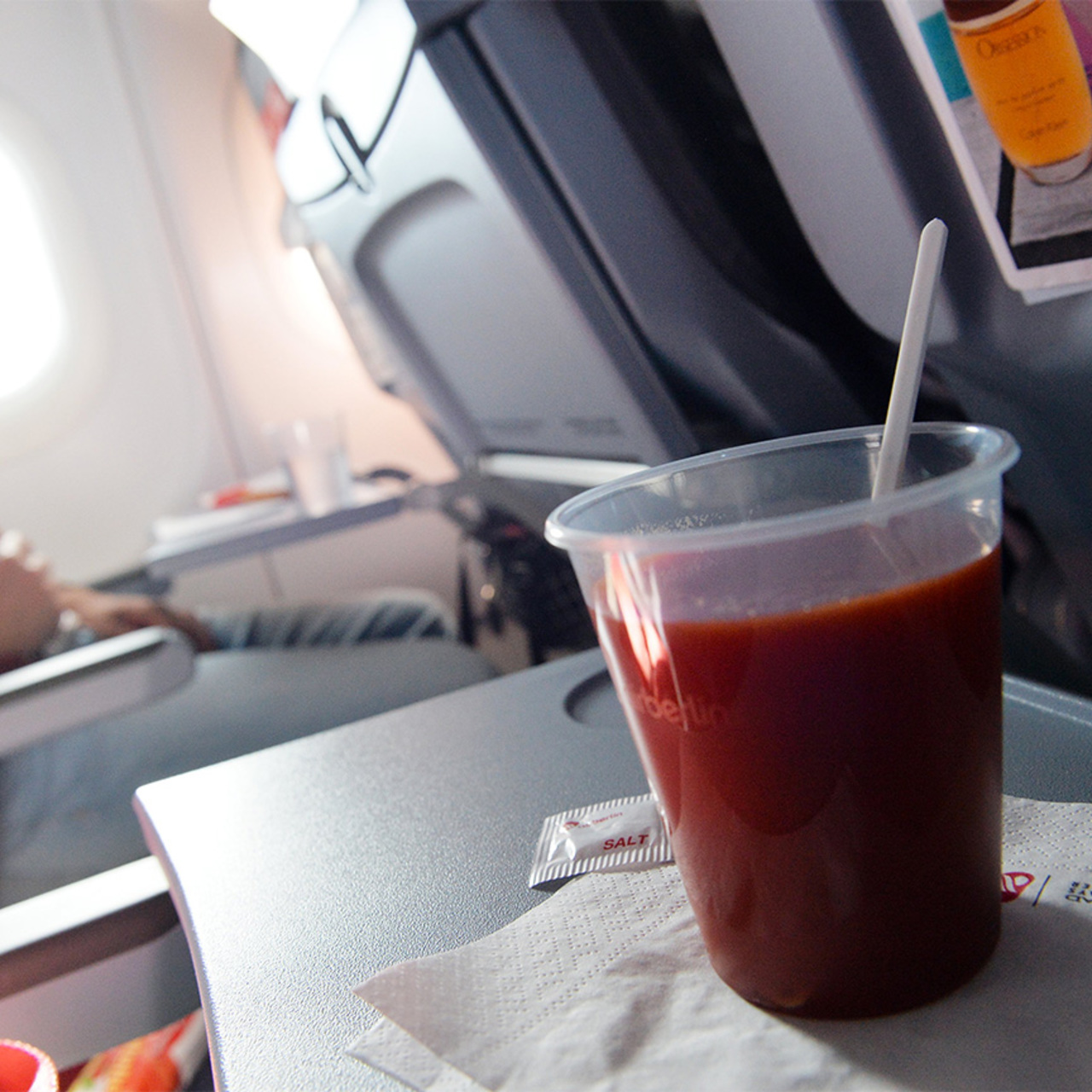 Столик в самолете. Томатный сок в самолете. Откидной столик в самолете. Факты о томатном соке в самолете.