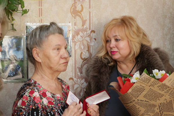 Мая Хужина (справа)