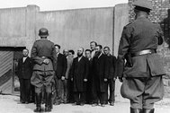Немецкие солдаты и евреи на оккупированной территории. Шауляй, июль 1941 года. 