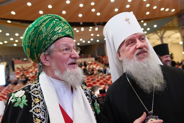 Талгат Таджуддин (слева) и митрополит Тобольский и Тюменский Димитрий (Капалин) 