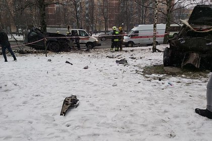 В Москве попавшую в ДТП машину разорвало на две части