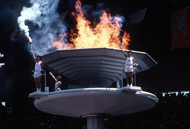 Южнокорейские спортсмены рядом с олимпийским огнем в 1988 году