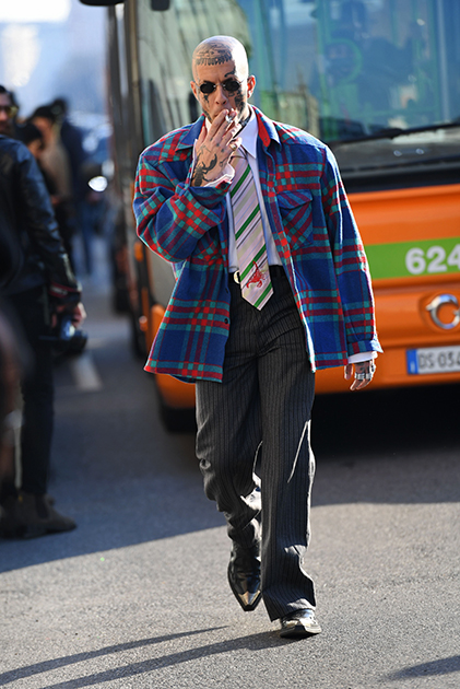 В Милане некоторые гости показов облюбовали стиль типичного зубрилы: слишком высоко натянутые брюки и слишком низко свисающий галстук. Особо отчаянные даже проигнорировали важное правило моды и совместили в одном наряде полоску с клеткой.
