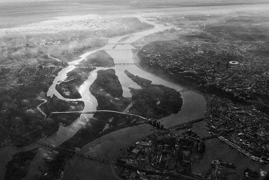 Черно-белая часть книги — работа Артура Бондаря, посвященная экологии. Фотограф решил сосредоточиться на этом аспекте, поскольку после Чернобыльской трагедии проблема радиоактивного заражения Днепра стала очень острой. 


Днепр — четвертая по длине река в Европе и основная водная артерия на Украине. За последние годы уровень его загрязнения стал катастрофическим, отмечает автор серии фото. 
