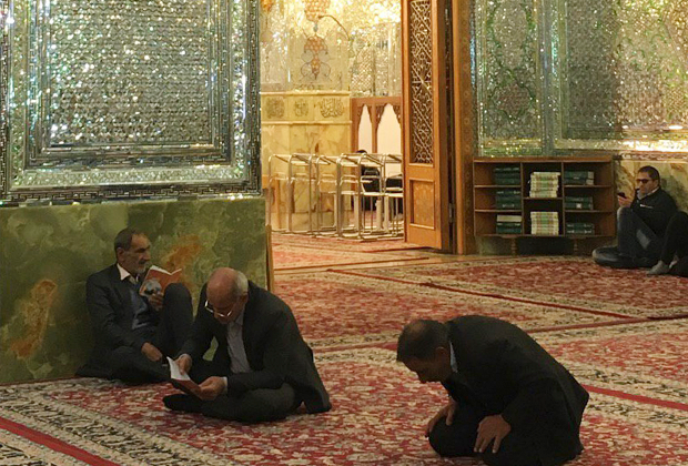 Намаз в мечети Шираза