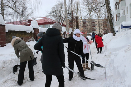 В российском городе чиновников заставили убирать снег