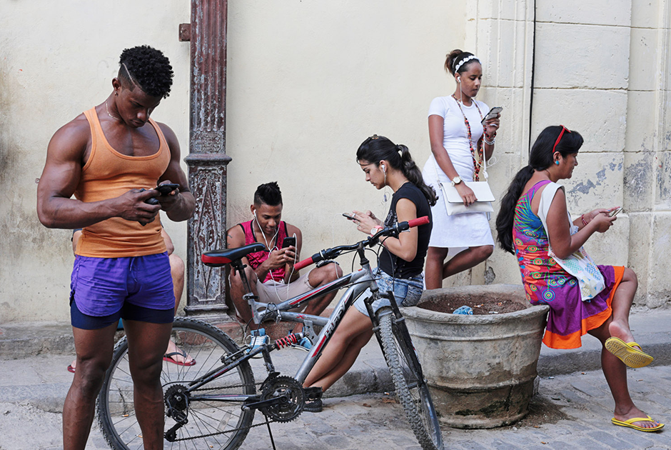 На Кубе я была дважды, в 2008-м и 2017 годах. Мне было интересно сфотографировать изменения, произошедшие в стране за десять лет. В 2008-м только отошел от дел Фидель Кастро, а Куба была настоящим коммунистическим заповедником с нетронутой социальной природой.

Спустя десять лет на Острове свободы наконец появился мобильный интернет. Правда, в довольно извращенной форме: его раздавали только в крупных городах на центральных площадях, в буквальном смысле по карточкам. Нужно было отстоять огромную очередь в салон мобильной связи, купить за два евро талон на доступ в интернет, найти место, где интернет раздается, и на час погрузиться в сеть. На фото как раз одно из таких мест, «Черное зеркало» отдыхает.  Два евро за час — дороже интернет только в самолетах, но кого это останавливало?