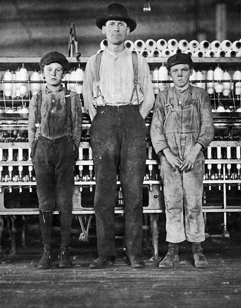Мальчики-рабочие и контролер. Бирмингем, штат Алабама, США, 1910 год