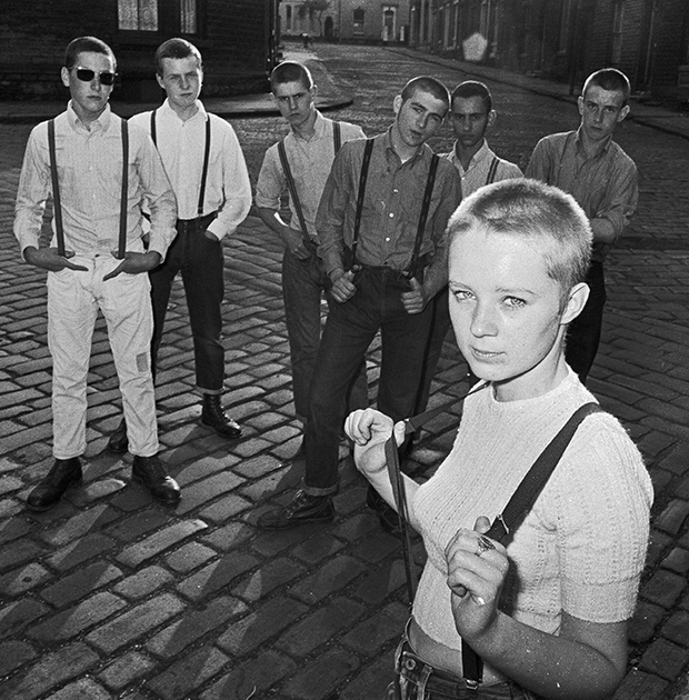 Девушка-скинхедка Дженет Экшем и ее друзья в подтяжках. Уэст Ридинг, Йоркшир, Великобритания, 1970 год