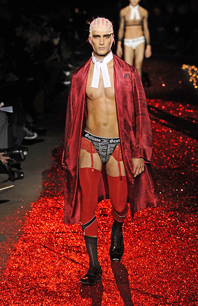 Показ John Galliano на Неделе моды в Париже, 2009 год 