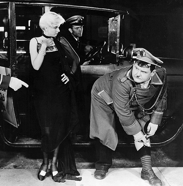 Герой короткометражки Double Whoopee (1929) в подтяжках для носков