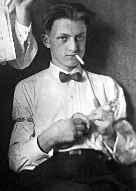 Мужчина в подтяжках для рукавов. Германия, первая половина ХХ века
