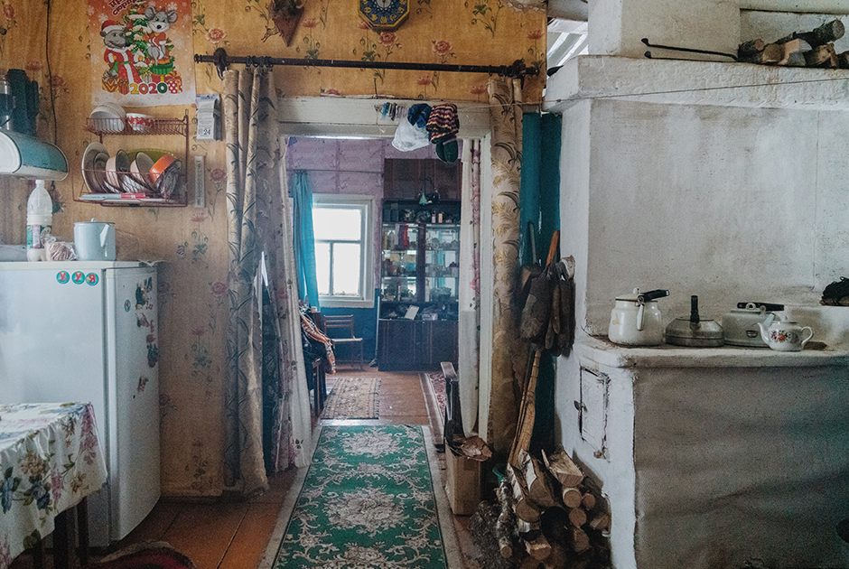 Николай Николаевич, как многие другие сельчане, живет в простом одноэтажном деревянном доме, который зимой обогревается печью. Скромный, но уютный дом этот был построен в том же году, когда родился его нынешний хозяин, — в 1955-м.