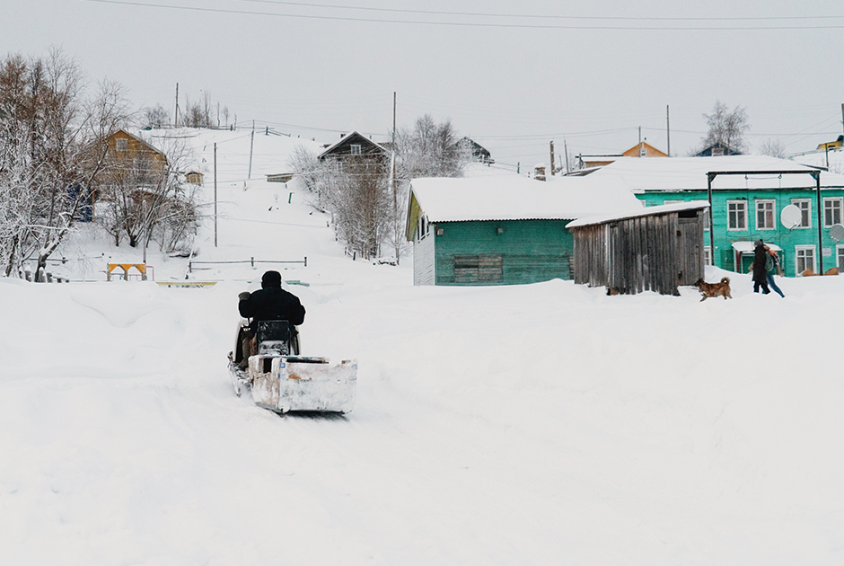 Жители Материка приноровились передвигаться по улицам с многочисленными подъемами и спусками на специальных санках, которые цепляются к снегоходу. И нескучно, и экологично!