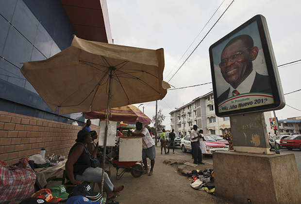 Плакат с изображением Теодоро Обианга Нгемы Мбасого в столице Гвинеи Малабо, 2012 год