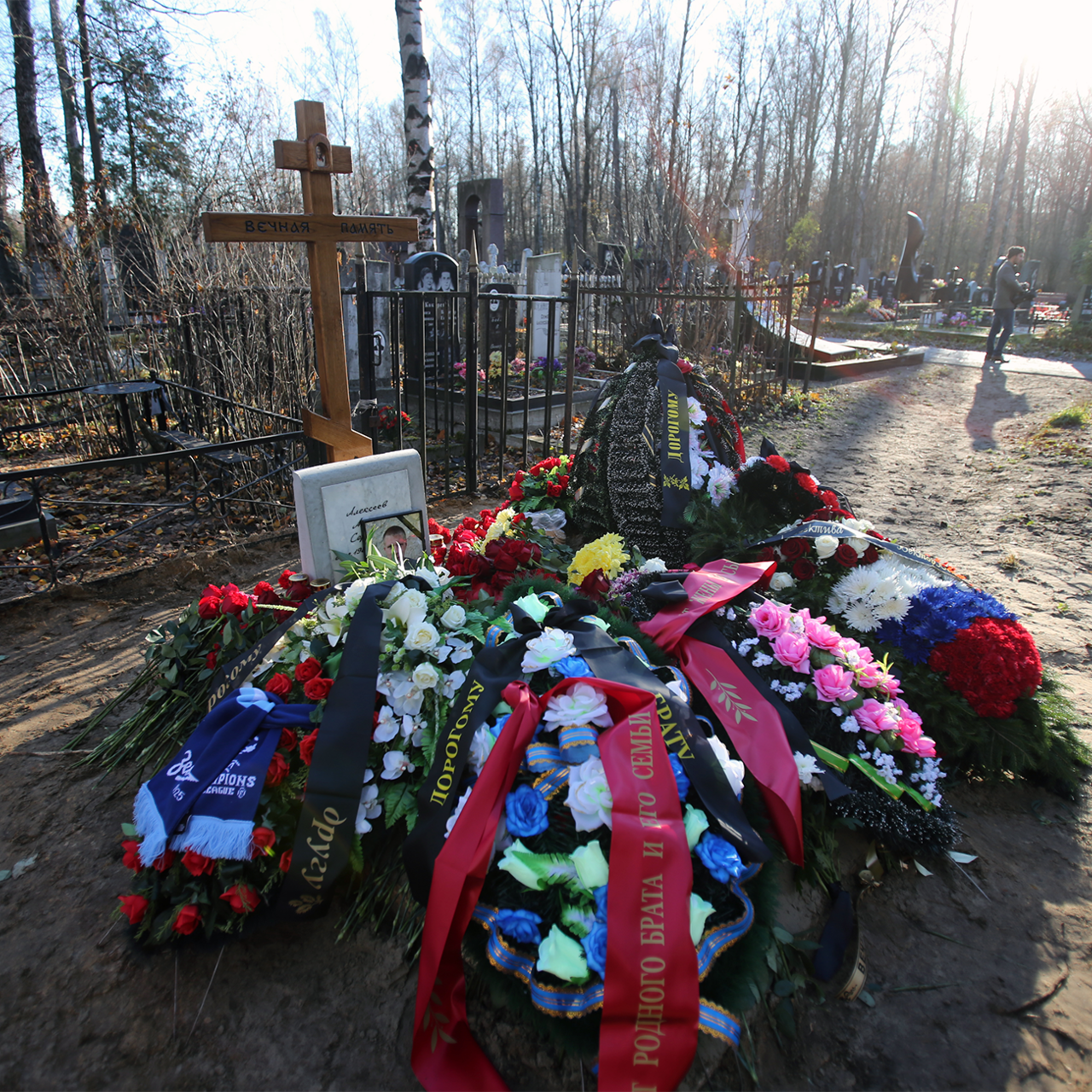 Похоронены на кладбищах спб. Южное кладбище СПБ. СПБ Смоленское кладбище похороны. Серафимовское кладбище могилы знаменитостей.