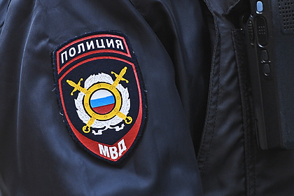 Российские полицейские оставили тело женщины под окнами дома