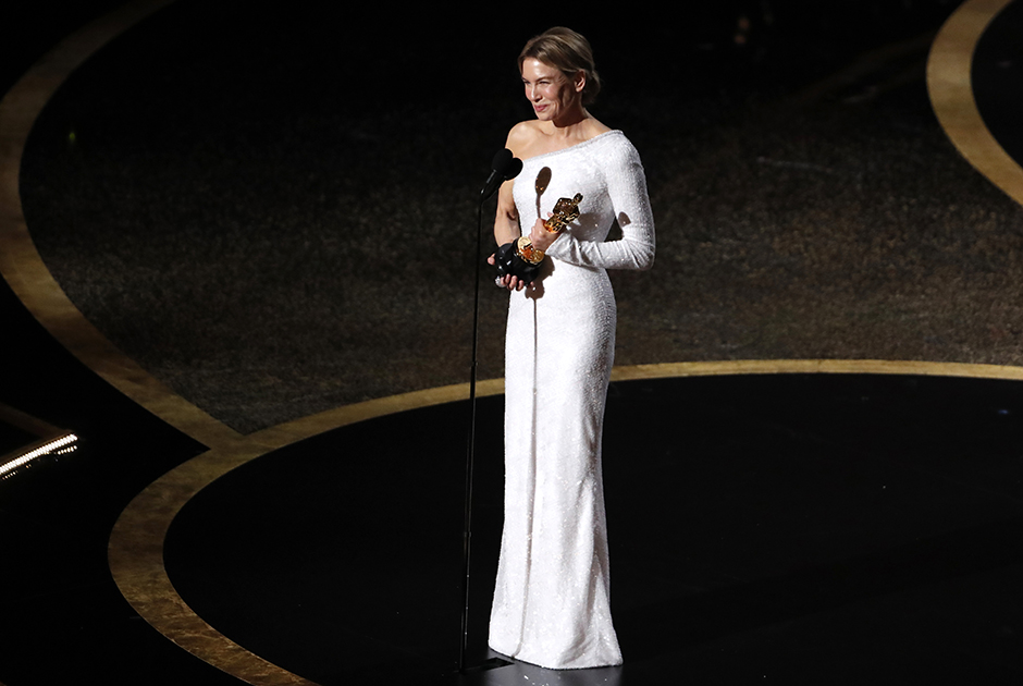 Свой второй «Оскар» Рене Зеллвегер заслужила, сыграв легендарную актрису и певицу Джуди Гарленд в байопике «Джуди». Как будто заранее подготовившись к победе, актриса выбрала беспроигрышно сидящее на ней белое платье от Armani Privé с асимметричным вырезом.