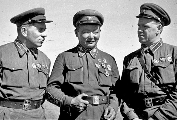 Советский военачальник Григорий Штерн, монгольский маршал Хорлогийн Чойбалсан и советский маршал Георгий Жуков во время сражения на реке Халхин-Гол, 1939 год
