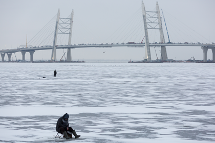 Российских рыбаков унесло на льдине в Финском заливе