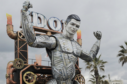 Гигантскую статую Роналду-робота показали итальянскому городу