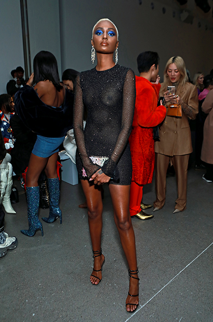 Блестящее прозрачное платье на голое тело — выбор еще одной знаменитой Instagram-модели Тианы Паркер (Tiana Parker). В таком виде девушка пришла на показ модельера Лакуана Смита, дополнив образ серьгами до плеч и тенями цвета индиго.