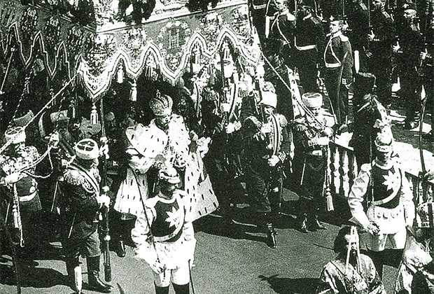 Кавалергард Карл Густав Маннергейм (четвертый справа от государя) в почетном карауле лейб-гвардии Кавалергардского полка во время коронации императора Николая II. 1896 год
