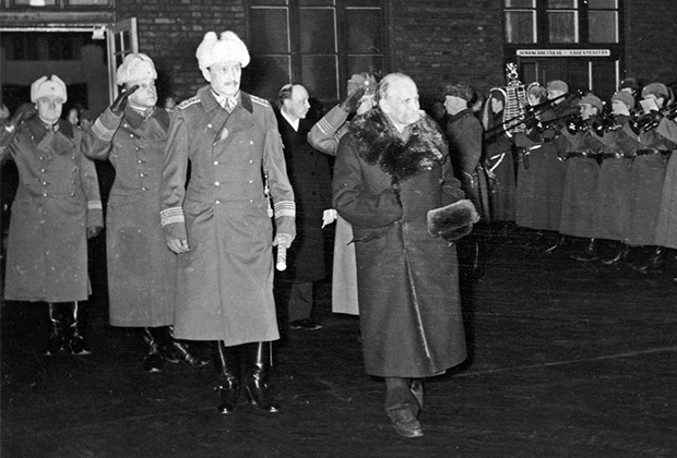 Фельдмаршал Карл Густав Маннергейм сопровождает убывающего на покой 4-го президента Финляндии Кюёсти Каллио на перроне вокзала Хельсинки 19 декабря 1940 года. Правая рука Каллио была парализована после инсульта в августе 1940 года. Сразу после того, как была сделана фотография, Каллио скоропостижно умер в результате сердечного приступа