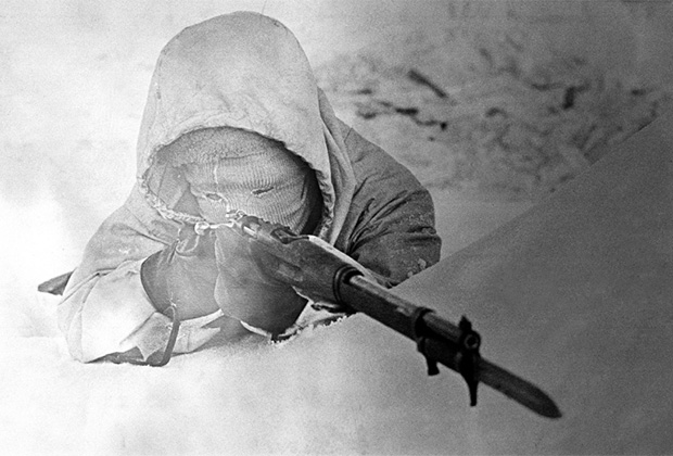 Финский снайпер в лицевой шерстяной маске на позиции во время cоветско-финской войны. 20 февраля 1940 года